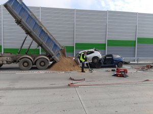 policjant podczas wykonywania oględzin na miejscu zdarzenia drogowego podczas ćwiczeń