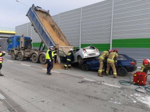 policjant podczas wykonywania oględzin na miejscu zdarzenia drogowego podczas ćwiczeń
