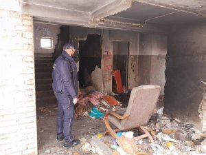 policjant podczas sprawdzania pustostanu
