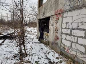 policjant podczas sprawdzania pustostanu