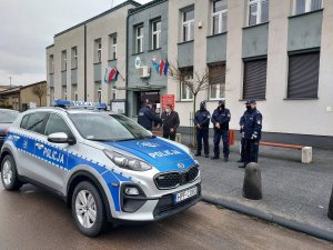 Komendant Miejski Policji w Piotrkowie Trybunalskim podczas przekazania nowego radiowozu wraz z Wójtem Gminy Krzysztoporska oraz Zastępcą Komendanta Miejskiego Policji w Piotrkowie Trybunalskim oraz Komendantem Komisariatu Policji w Grabicy