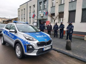 Komendant Miejski Policji w Piotrkowie Trybunalskim podczas przekazania nowego radiowozu wraz z Wójtem Gminy Krzysztoporska oraz Zastępcą Komendanta Miejskiego Policji w Piotrkowie Trybunalskim oraz Komendantem Komisariatu Policji w Grabicy.