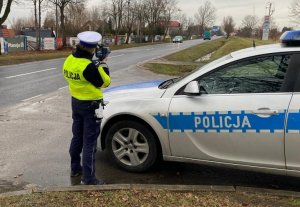policjantka podczas dokonywania pomiaru prędkości