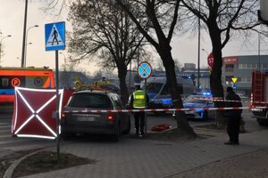 zdjęcie z miejsca zdarzenia, widoczny peugeot 308, dwa radiowozy oznakowane, karetka oraz wóz strażacki