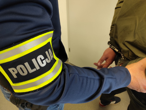 widoczne ręce zatrzymanego skute kajdankami