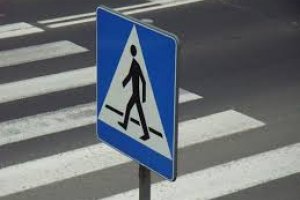 na zdjęciu widoczne znaki poziome i pionowe oznaczające wyznaczone przejście dla pieszych
