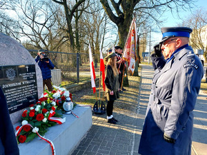 Komendant Miejski Policji w Piotrkowie Trybunalskim wraz z Zastępcą stoją przed pomnikiem Pamięci Żołnierzy Wyklętych