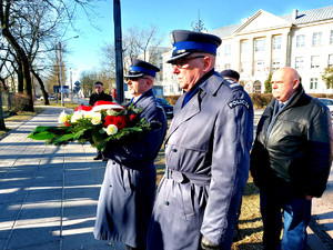 Komendant Miejski Policji w Piotrkowie wraz z Zastępcą podczas składania kwiatów pod pomnikiem