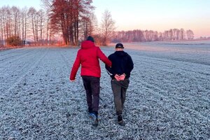 pole uprawne, sprawca rozboju prowadzony przez nieumundurowanego policjanta po zatrzymaniu