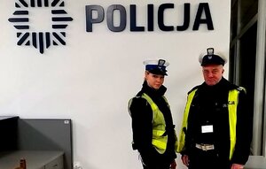 policjanci, którzy pilotowali pojazd