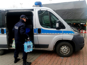 policjanci podczas przekazania darów