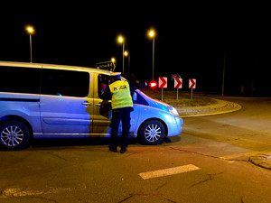 policjant ruchu drogowego wskazujący drogę