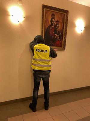 policjant wykonuje oględziny miejsca zdarzenia