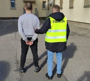 zatrzymany sprawca rozboju prowadzony przez policjanta