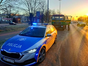 policjant podczas kontroli pojazdu ciężarowego