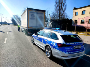 policjant podczas kontroli pojazdu ciężarowego