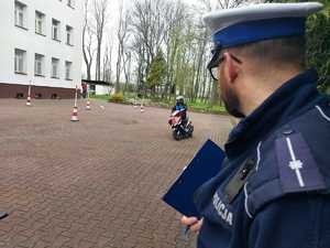 policjant nadzoruje tor konkurencję podczas młodzieżowego turnieju motoryzacyjnego