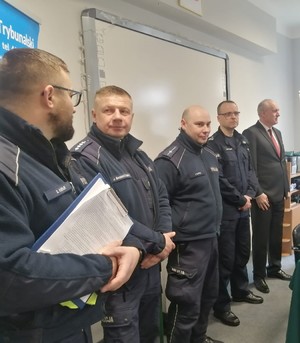 przedstawiciele Komendy Miejskiej Policji w Piotrkowie Trybunalskim podczas inauguracji Młodzieżowego Turnieju Motoryzacyjnego