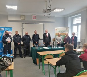 Policjanci i współorganizatorzy witają uczestników Młodzieżowego Turnieju Motoryzacyjnego w sali ZSCKZ w Bujnach