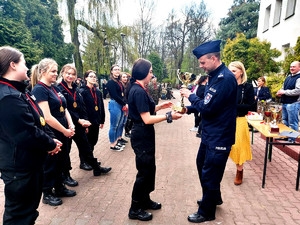 Zastępca Komendanta Miejskiego Policji podczas wręczania pucharu zwycięskiej drużynie