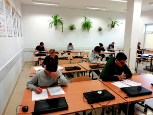 uczniowie podczas testu wiedzy