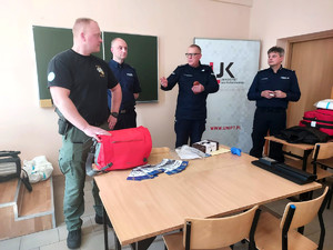 Komendant Miejski Policji w Piotrkowie Trybunalskim razem z Naczelnikiem Doboru KWP w Łodzi oraz technikami kryminalistyki podczas doborowego spotkania