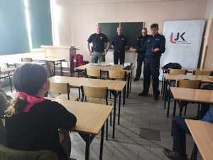 Komendant Miejski Policji w Piotrkowie Trybunalskim razem z Naczelnikiem Doboru KWP w Łodzi oraz technikami kryminalistyki podczas doborowego spotkania