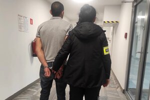 korytarz komendy, policjantka prowadzi zatrzymanego mężczyznę