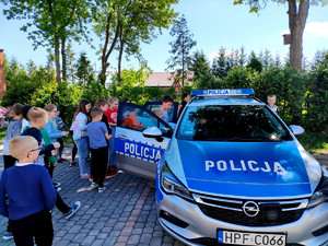 dzieci oglądające policyjny radiowóz