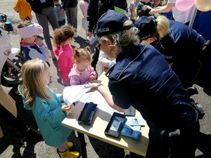 Dzieci podczas daktyloskopii na wesoło składają odciski palców