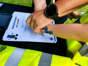 policjant odciska ślady linii papilarnych