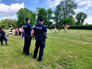 policjanci kibicują podczas meczu