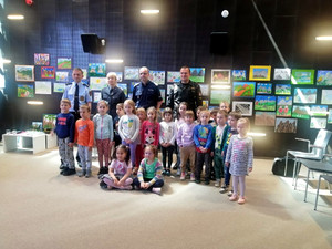 zdjęcie grupowe - przedszkolaki, przedstawiciele służb mundurowych na terenie Mediateki