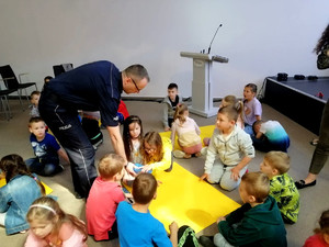 Komendant Malanowski podczas wspólnego rysowania z przedszkolakami