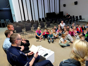 Komendant Malanowski czyta dzieciom podczas Ogólnopolskiego Tygodnia Czytania Dzieciom