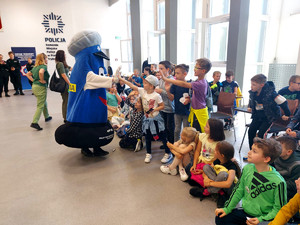 Komisarz Błysk przybija "piątkę" z dziećmi