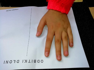 ręka dziecka na karcie do daktyloskopii na wesoło