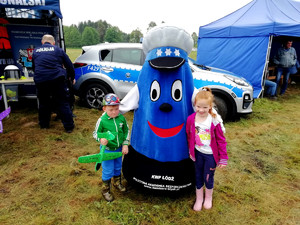 Komisarz Błysk z dwójką dzieci