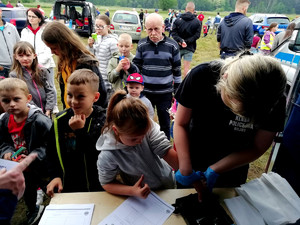 uczennica szkoły policyjnej odbija linie papilarne