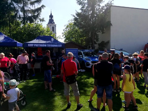 odwiedzający przed policyjnym namiotem