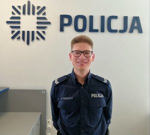 na zdjęciu policjant , który uratował tonącą 15-latkę