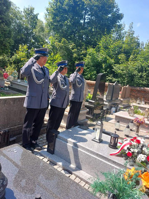 policjanci przy grobie generała Henryka Wardęskiego