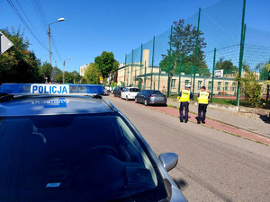 Policjanci ruchu drogowego podczas akcji profilaktycznej ,,Bezpieczna droga do szkoły&quot;