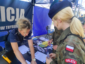 policjantka podczas profilaktycznego pikniku rodzinnego