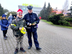 policjanci podczas działań Bezpieczna droga z Mikołajem