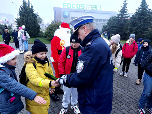 policjanci podczas działań Bezpieczna droga z Mikołajem