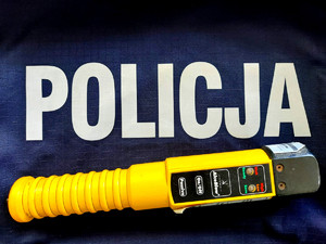 urządzenie do pomiaru stanu trzeźwości na policyjnym mundurze