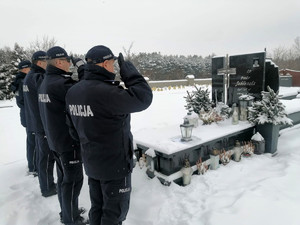 policjanci przy grobie aspiranta Piotra Jabłońskiego