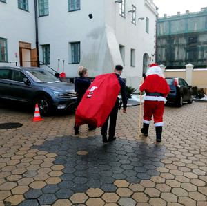 policjanci odwiedzają podopiecznych Domu Małego Dziecka