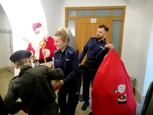 policjanci rozdają prezenty w Domu Małego Dziecka